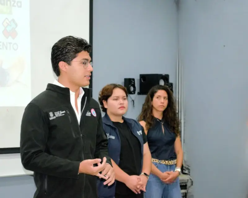 Capacitan a padres de familia para prevenir adicciones digitales en menores