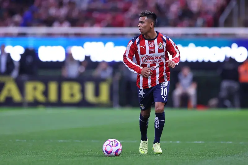 Efraín Álvarez se pierde la pretemporada con Chivas tras cirugía