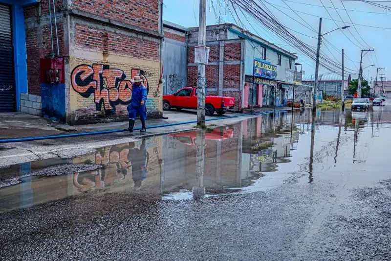 Lluvia en Querétaro deja escurrimientos y afectaciones menores en vialidades