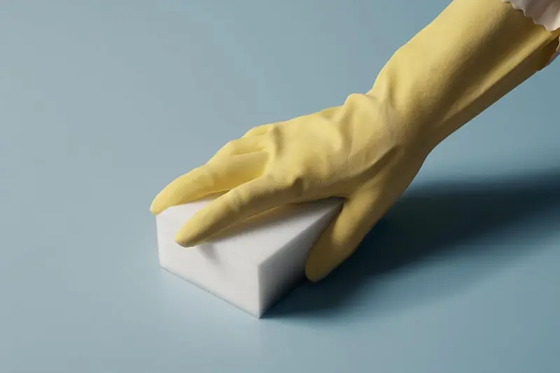 Hay un problema con las esponjas con las que lavas los trastes: liberan billones de microplásticos
