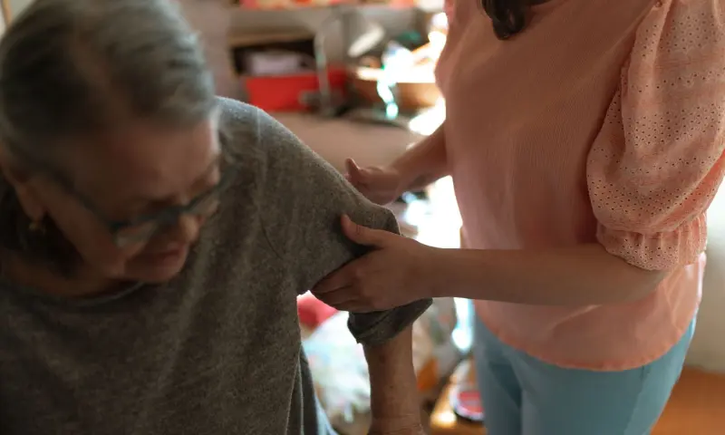 Kinkeeping: Cuando el trabajo invisible de cuidados y gestión emocional para mantener unidos los lazos familiares se convierte en una obligación impuesta a la hija soltera sin apoyo de sus hermanos