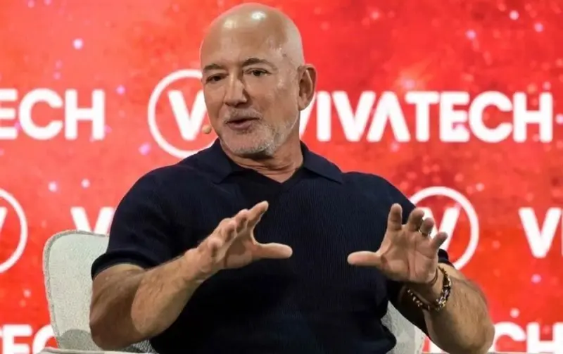Prevé Bezos escasez laboral por IA pero sin suplir a humanos