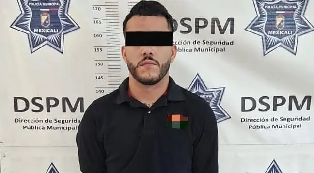 Golpeó a un policía y fue detenido por agentes que observaron la agresión
