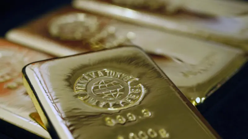 Precio del oro apunta a una cuarta caída semanal sucesiva, mercado revisa panorama de tasas Fed