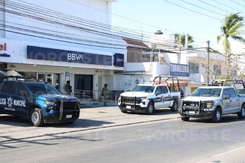 Hombre armado y encapuchado asalta sucursal bancaria en Mazatlán