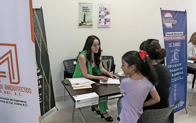 Retribuyen profesionistas a la comunidad