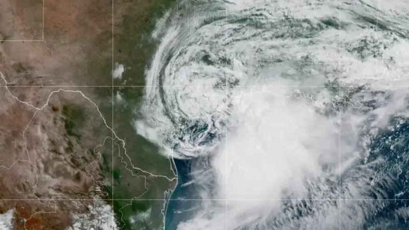 La tormenta tropical Arthur se forma cerca de la costa de Texas