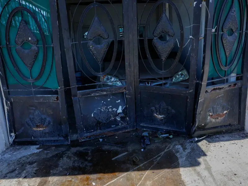 Aparatoso accidente: vehículo casi ingresa a vivienda en el poniente de Mexicali