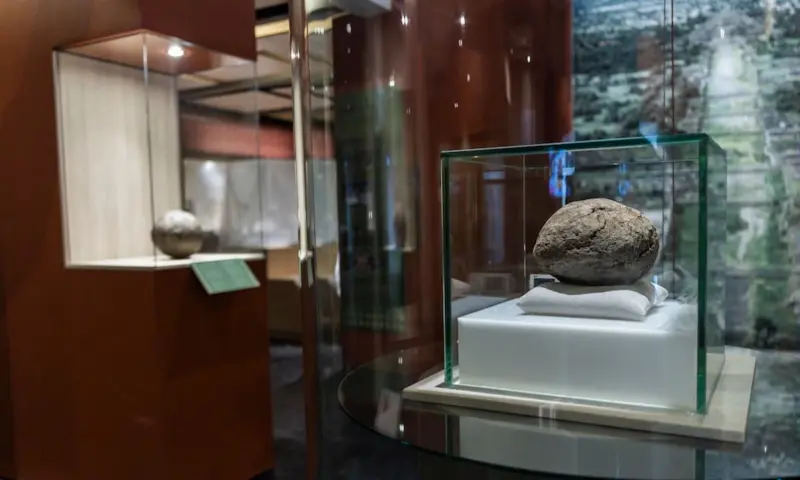 El INAH exhibe por primera vez una pelota mesoamericana de hule con más de 3,600 años de antigüedad en Teotihuacán, permitiendo al público conocer y tocar réplicas tridimensionales de este hallazgo ritual