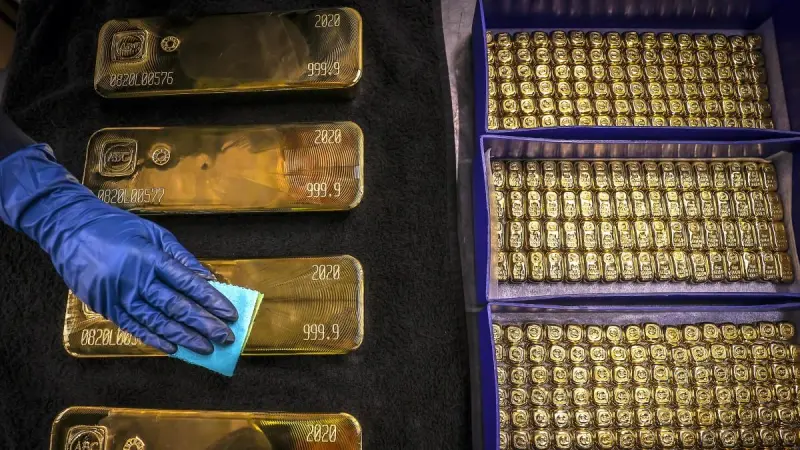 Oro baja de los 4,000 dólares por onza por fortaleza del dólar y señales de línea dura de la Fed