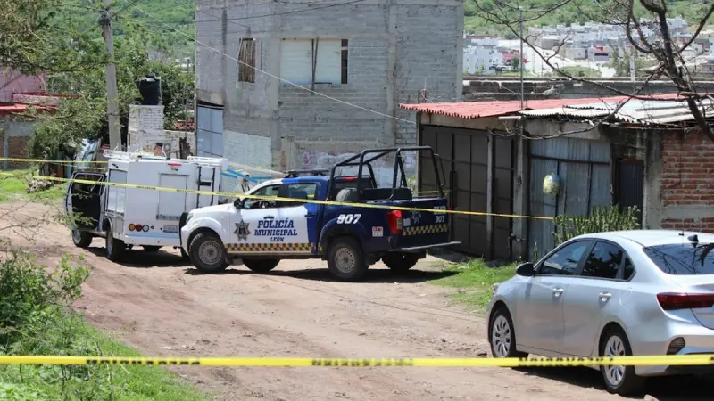 Localizan tres bolsas con restos humanos de dos personas en León; llegan familiares de desaparecidos