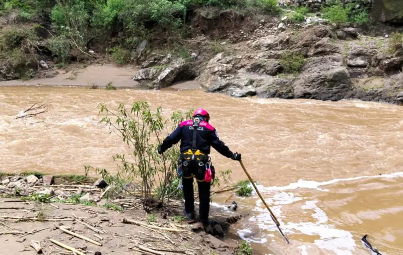 Bomberos localizan a hombre arrastrado por río en San Luis Amatlán