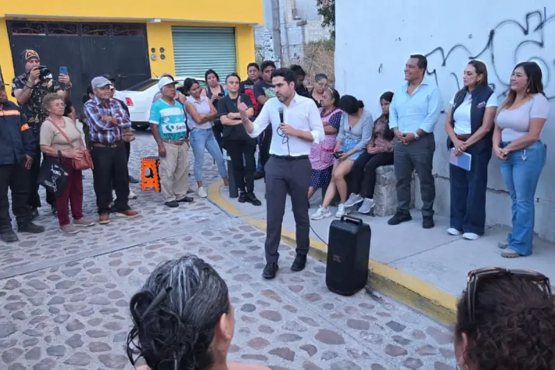 Agustín Dorantes se compromete a atender necesidades de Bosques de Bellavista