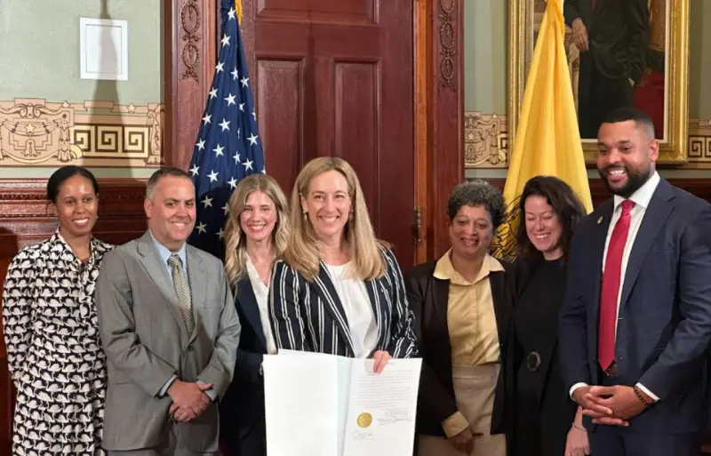 Firma Sherrill orden ejecutiva para proteger a consumidores de junk fees