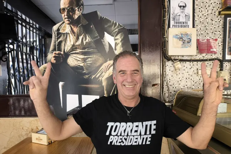 Benito Serrano, dueño del bar de 'Torrente Presidente': "Santiago Segura es un hombre muy agradable, pero muy serio. No es un personaje de Torrente"