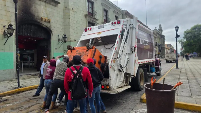 Limpian Zócalo de Oaxaca tras retiro del plantón de la Sección 22