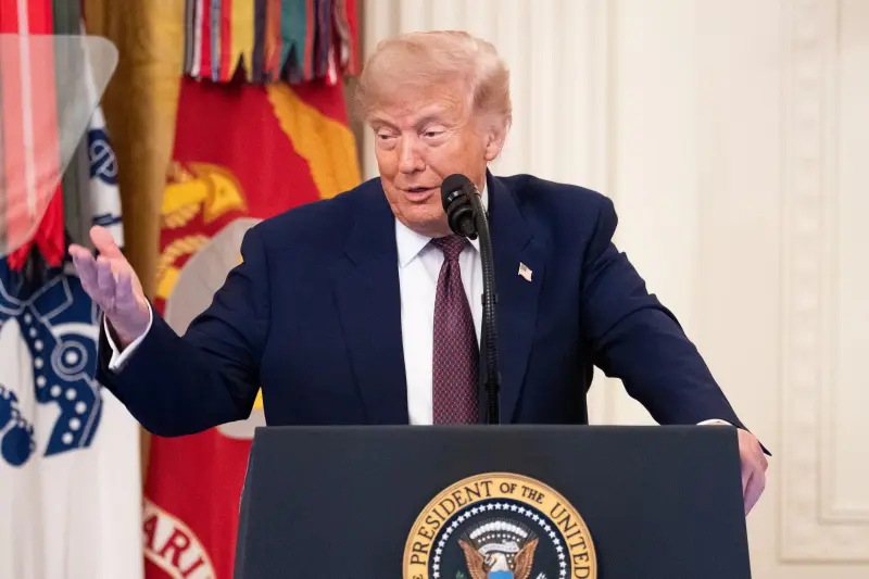 Trump aprieta, Palacio simula