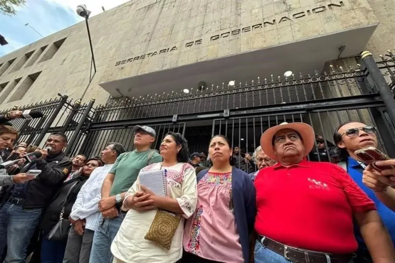 Batean a líderes; van por 'la base'