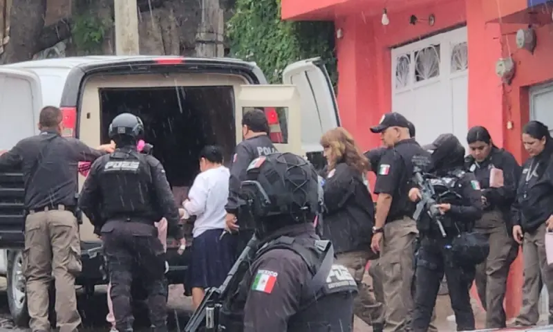 Ocho detenidos en cateo en San Pedrito Peñuelas