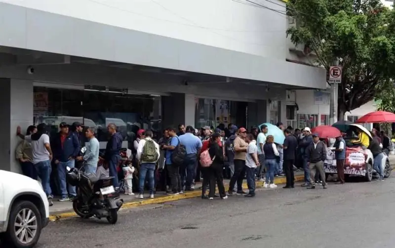Bloquea CNTE aeropuertos, bancos y plantas de Pemex