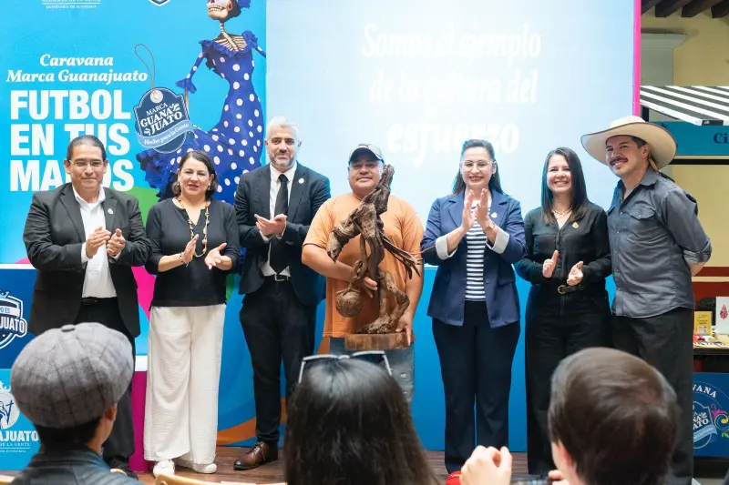 Premian a artesanos de Guanajuato por diseñar trofeo de La Copa de la Gente