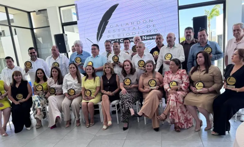 Recibe Gilberto Meza, de Quadratín Sinaloa, galardón de periodismo