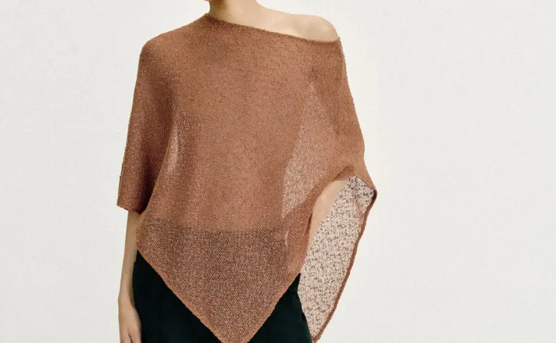La capa asimétrica de Zara que está conquistando los looks de invitada por menos de 23 euros