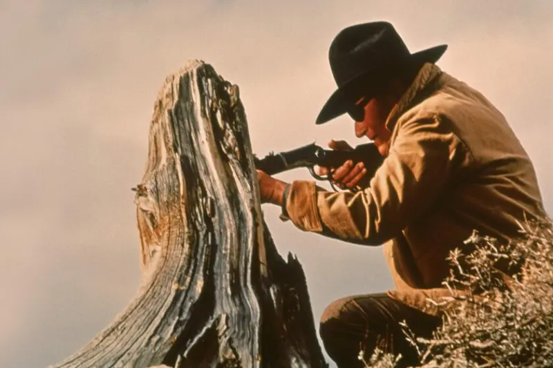 Si ‘Supergirl’ te deja con ganas de más, hay un estupendo western clásico protagonizado por John Wayne del que hereda más de una cosa