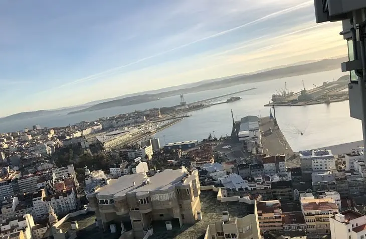 Comienza el montaje de los escenarios para los conciertos de este verano en el muelle de Calvo Sotelo
