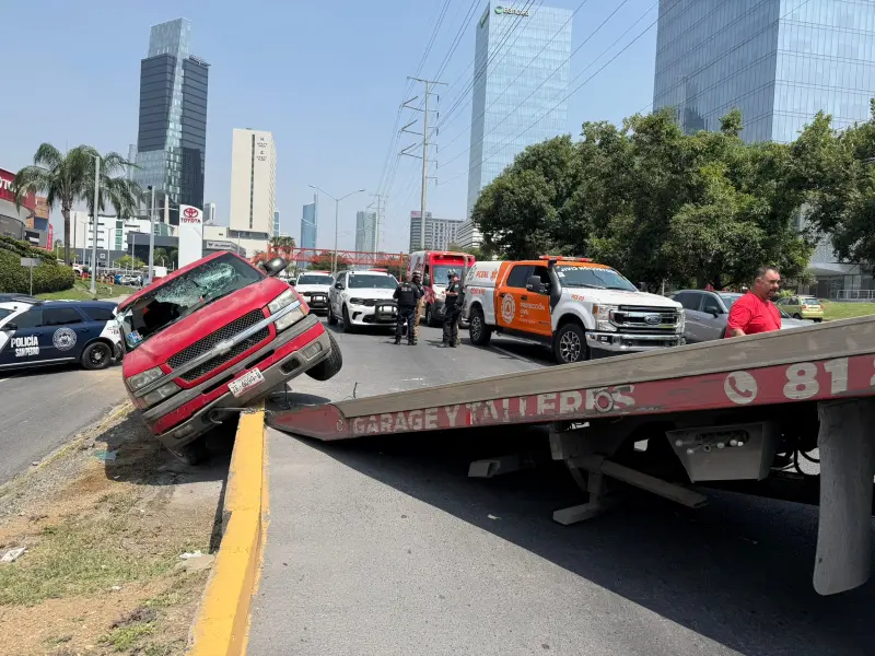 Vuelca camioneta en San Pedro; conductora resulta con lesiones leves