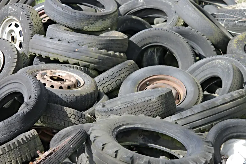 Antes de desechar las llantas viejas, conoce 7 formas útiles de reutilizarlas en tu hogar sin poner en riesgo tu patio
