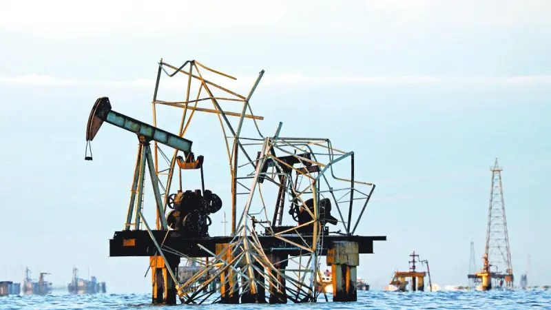 Petróleo opera estable, inversionistas sopesan acuerdo EU-Irán y previsiones de la AIE
