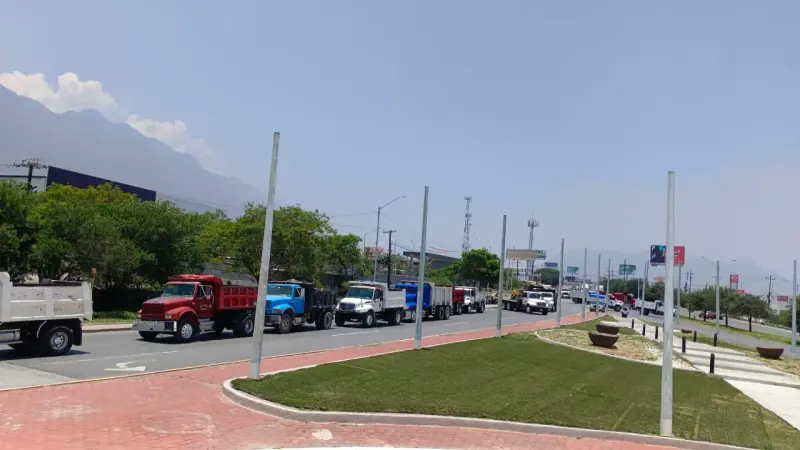 Transportistas bloquean la carretera Monterrey-Saltillo; denuncian extorsiones