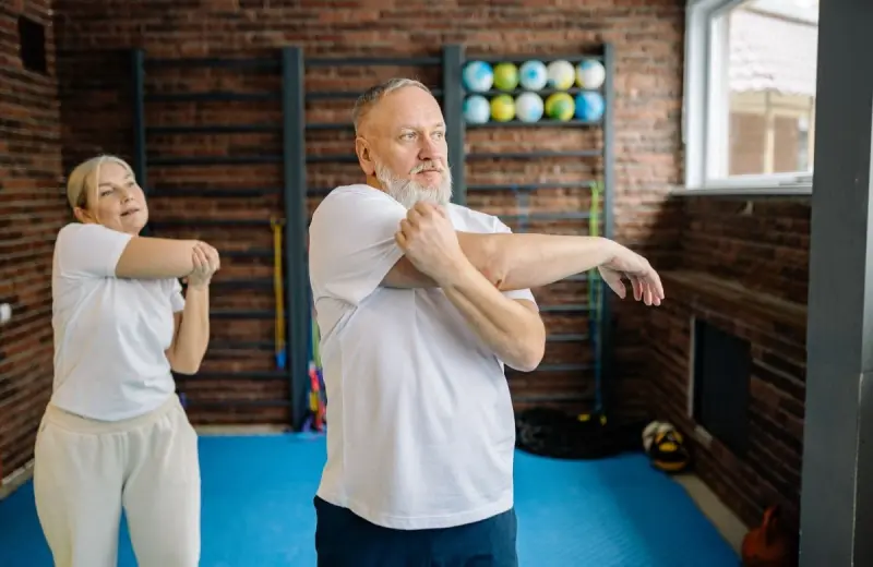Cómo una rutina diaria de solo 4 minutos puede mejorar la movilidad, el equilibrio y la independencia de los adultos mayores de 65 años, según especialistas