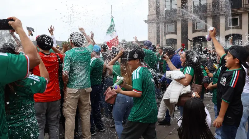 Incumplen veto a la espuma en Toluca durante el festejo a la Selección