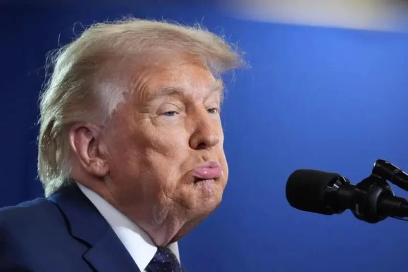 Ironiza Trump sobre gente que no pueden comprar boletos