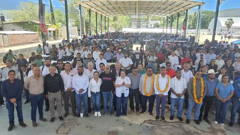 Alcaldes reconocen respaldo de Evelyn en reunión regional en Mochitlán
