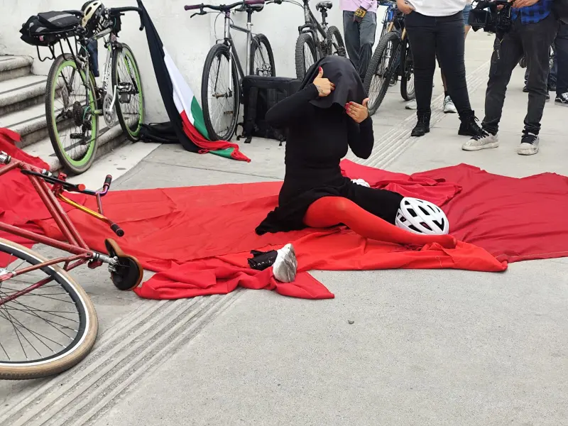 Ciclistas protestan en la FGE; exigen justicia por Cuitláhuac