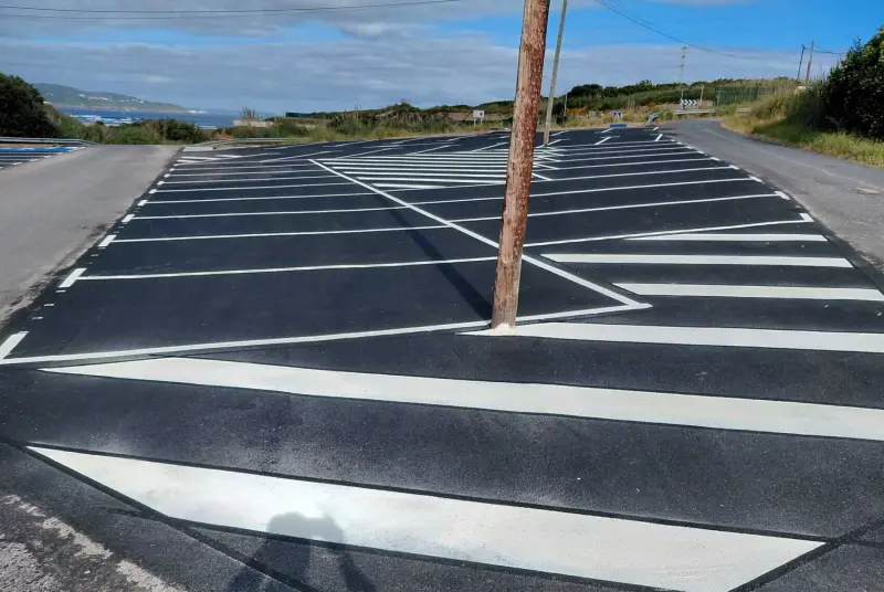 Nuevo aparcamiento junto al puerto exterior para facultar el acceso de la playa de Sabón, en Arteixo