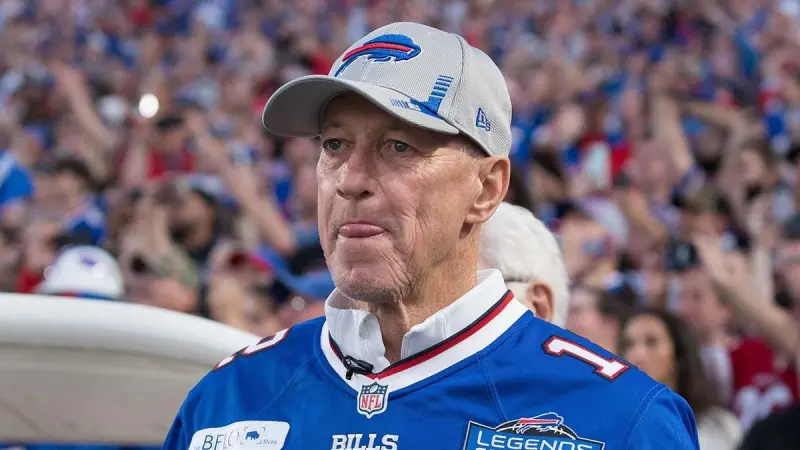 Jim Kelly revela que sufrió un derrame cerebral; el histórico quarterback de los Bills ya se recupera