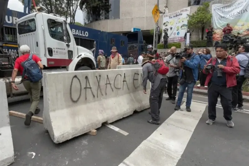 Frenan policías avance de CNTE hacia Estadio CDMX