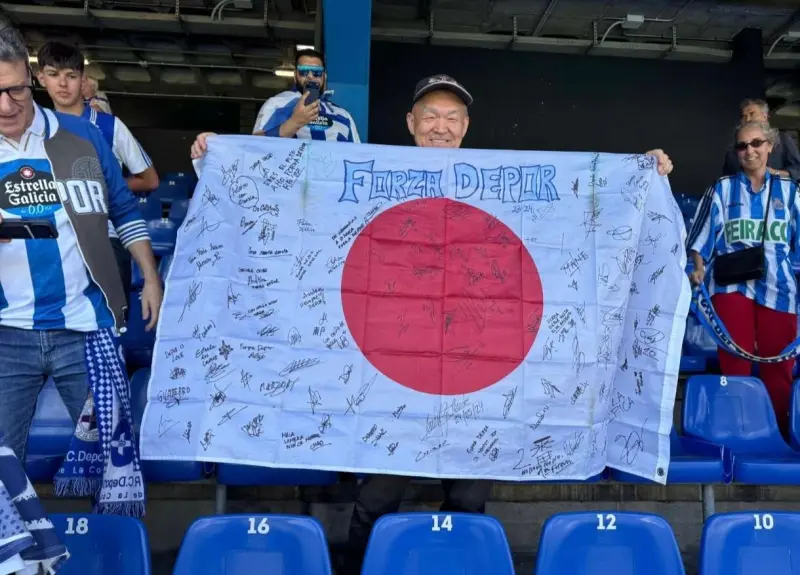 Un hincha llegado desde Japón para vivir el regreso del Dépor: tres décadas de fidelidad