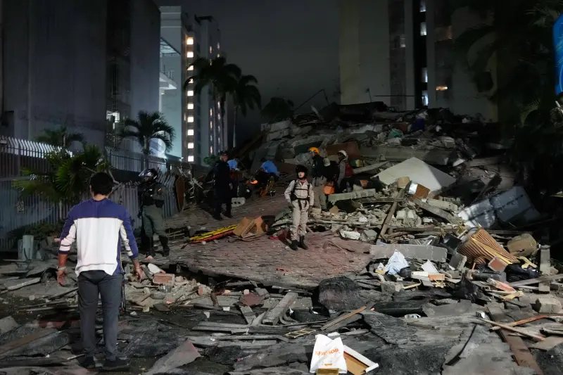 Así buscan rescatistas en Venezuela a personas atrapadas tras los dos sismos que dejaron 188 muertos y 1,520 heridos (Fotogalería)