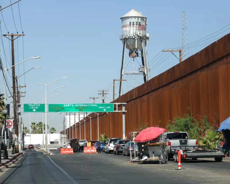 Filas de una hora para cruzar a Calexico este fin de semana