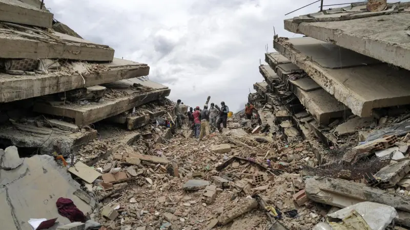 Rescatan a hombre y su hijo casi 4 días después de los terremotos en Venezuela