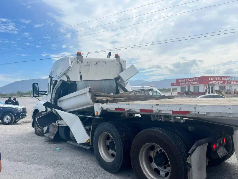Muere tráilero al desprenderse rollo de acero y destruir cabina en la carretera 57