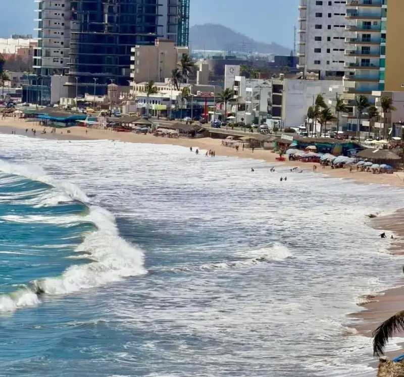 Alertan por mar de fondo en playas de Mazatlán; ya van dos personas sin vida que saca el fuerte oleaje