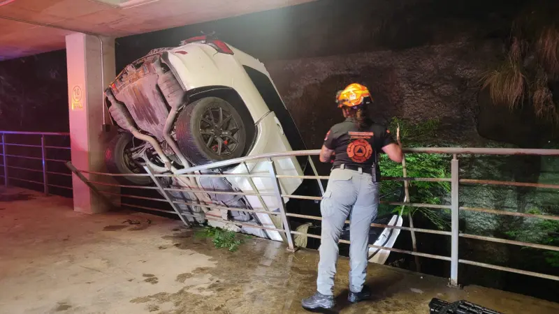 Rescatan a joven tras caer con su vehículo de sexto piso en San Pedro