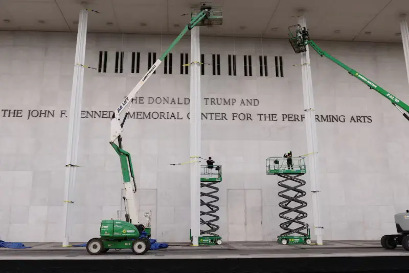 Centro Kennedy retira el nombre de Donald Trump de su fachada por orden judicial tras disputa sobre quién puede cambiar la denominación del recinto cultural