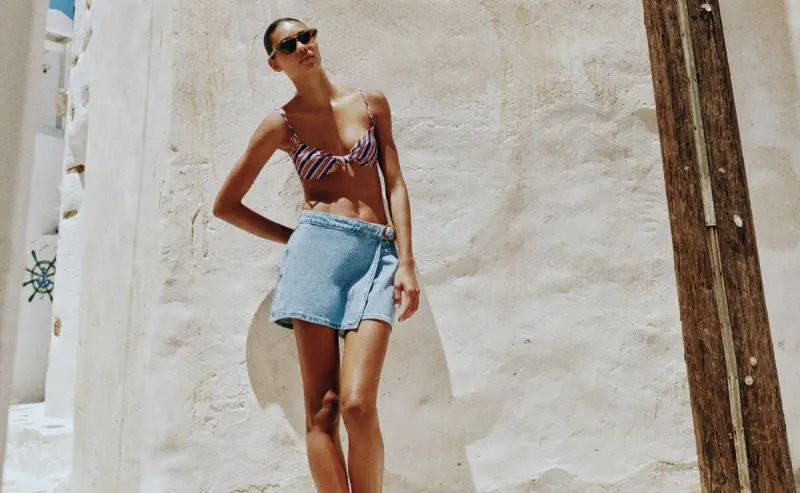 Denim, hebilla y diseño cruzado: la combinación que está triunfando en Zara
